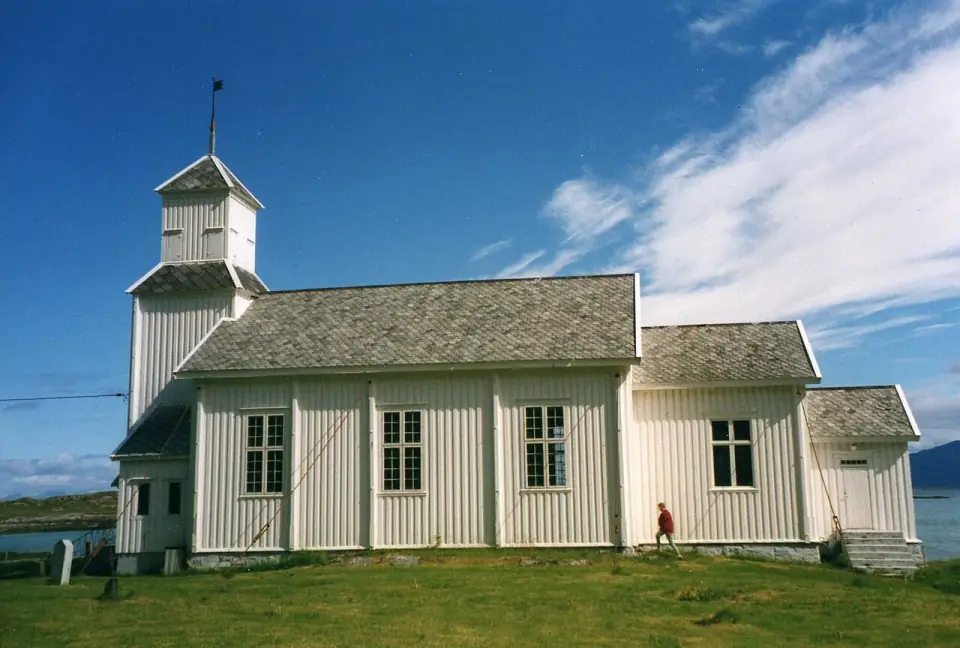 Gimsøysand · Gimsøy church, one of the Lofoten viewing spots